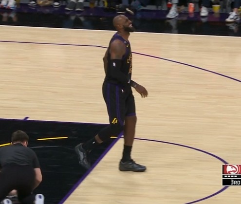 开云体育官网登录入口-老将不容易啊！詹姆斯上篮落地右脚不适 一瘸一拐仍在坚持